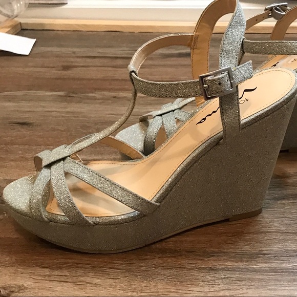 NWT Nina formal wedge silver t strap - Picture 4 of 6